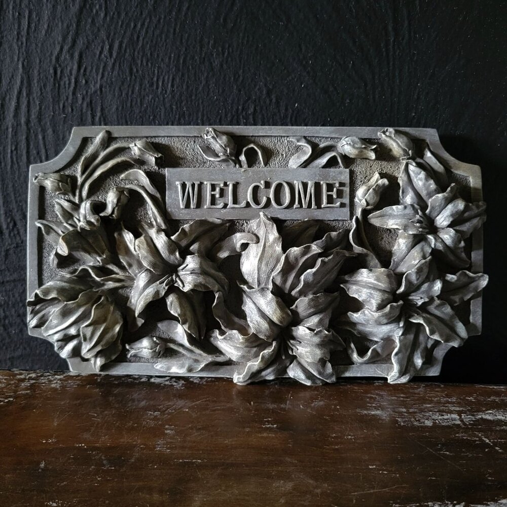 Resin Welcome Garden Plaque with Lilies, Garden Decor, Gardener Gift